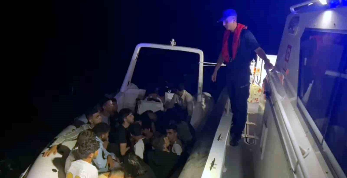 Marmaris\'te 13 düzensiz göçmen ve bir kaçakçı yakalandı