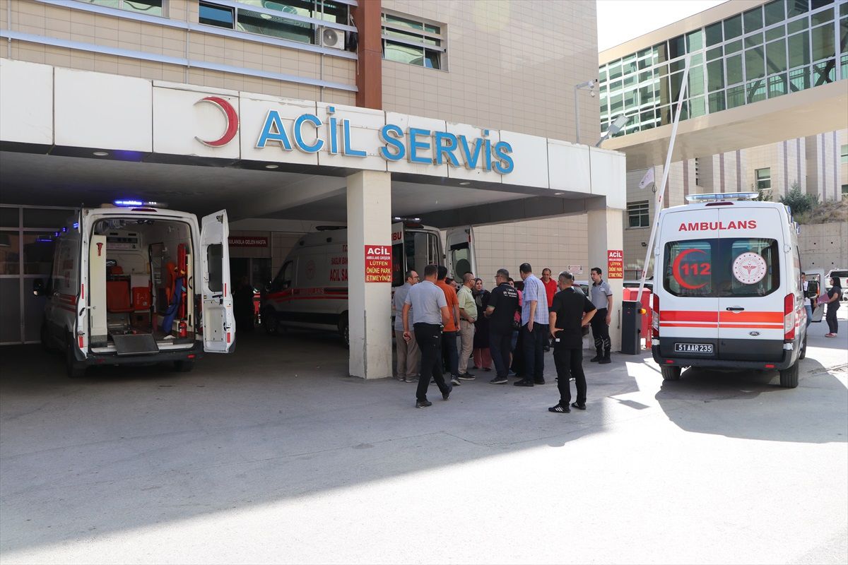 Niğde\'de minibüs ile hafif ticari araç çarpışması: 9 yaralı