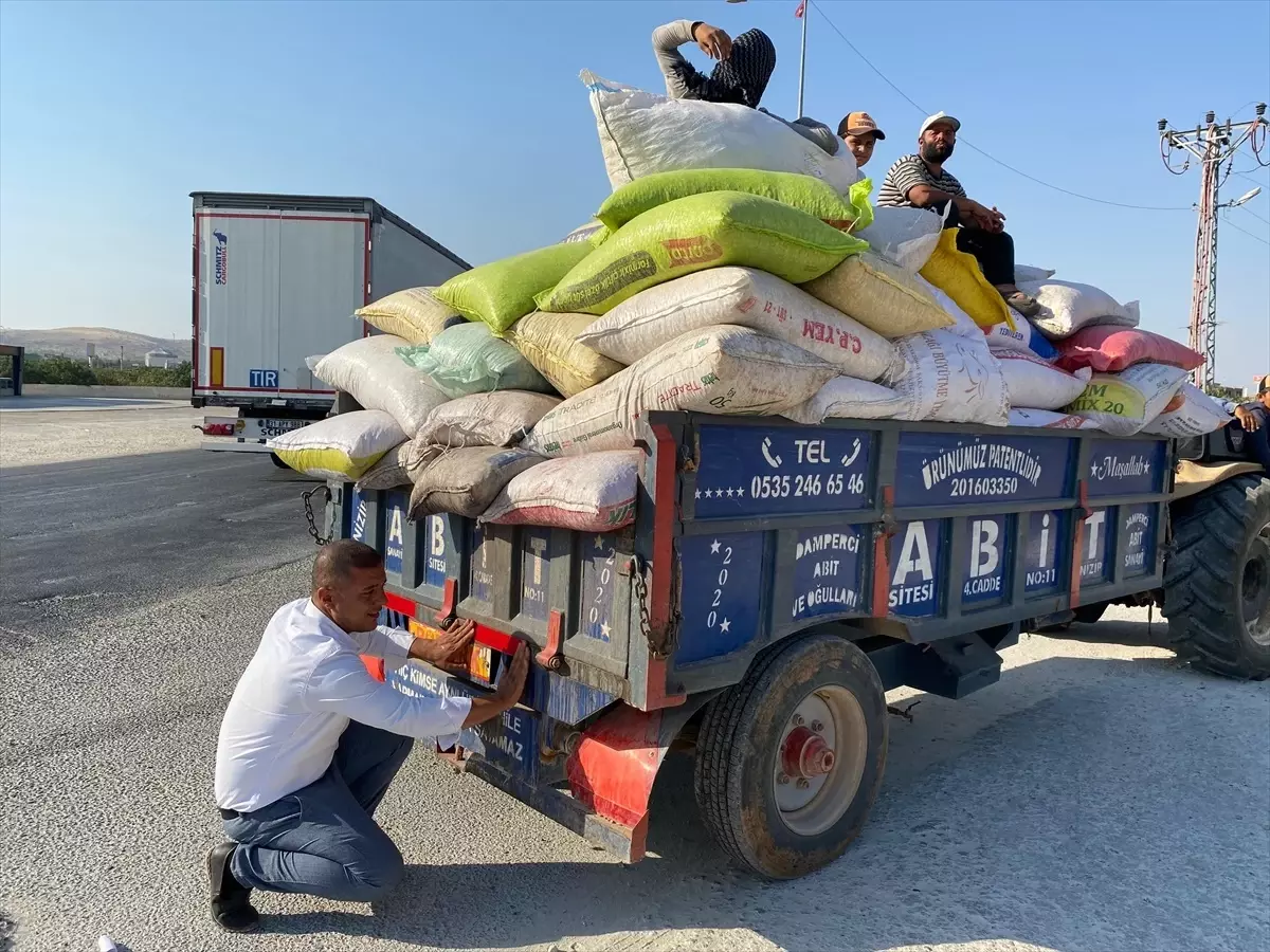 Nizip Belediyesi Traktör Kazalarının Önüne Geçmek İçin Reflektör Dağıtımı Yaptı