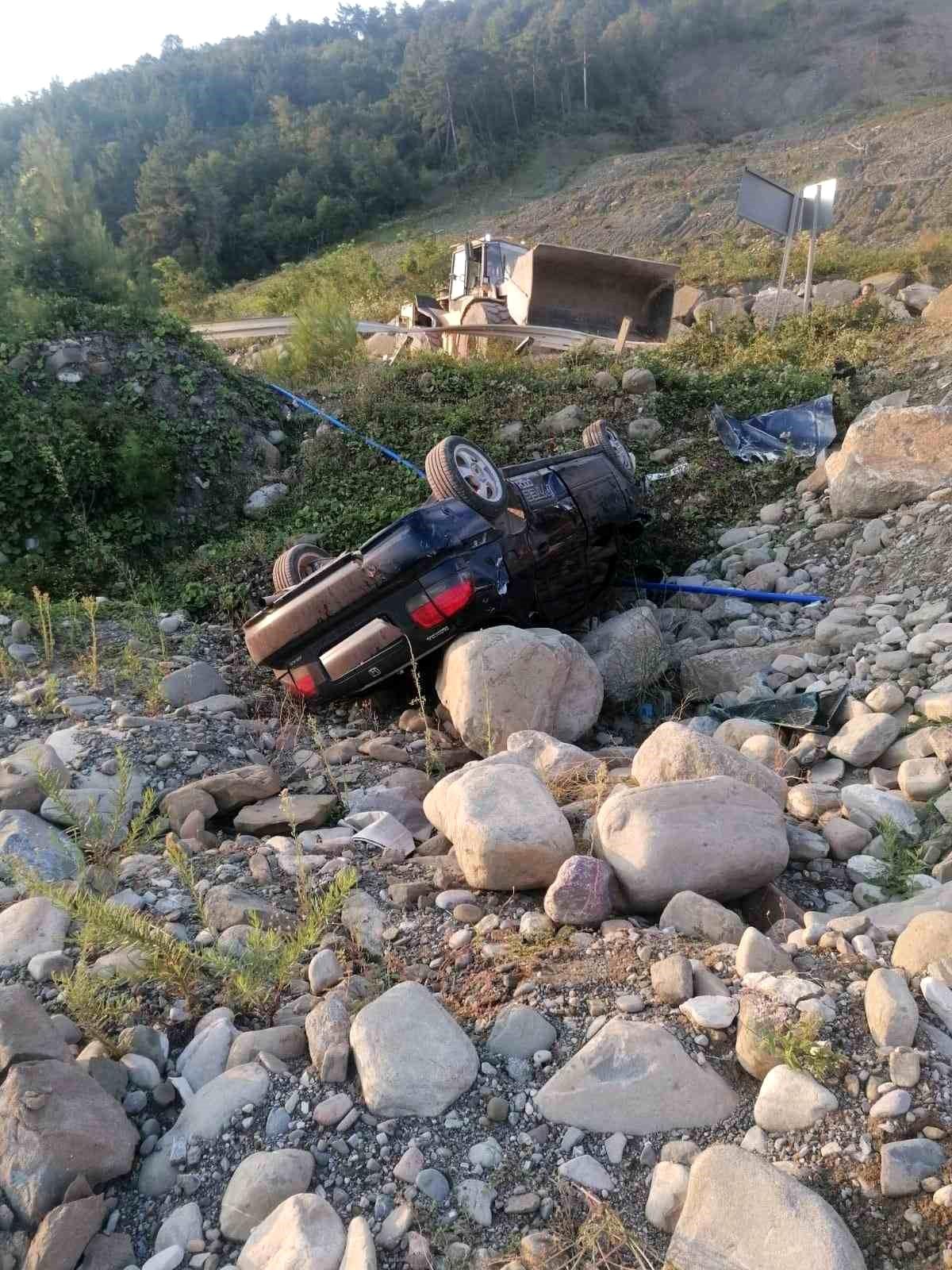 Sinop\'ta otomobil şarampole yuvarlandı, sürücü yaralandı
