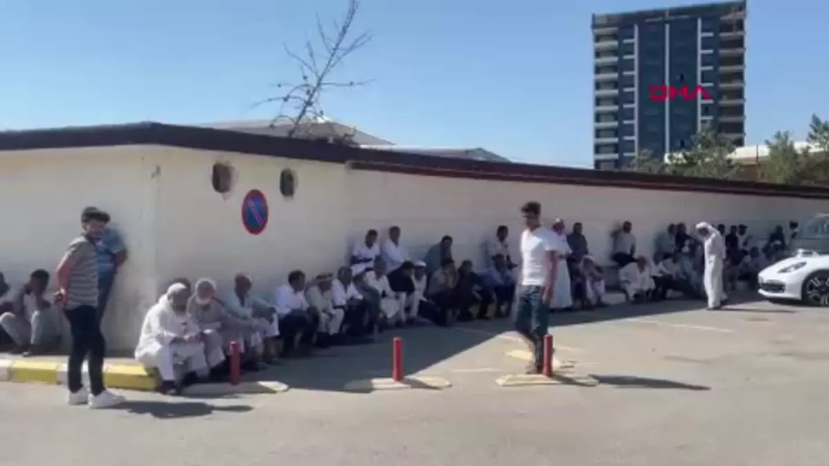 Şanlıurfa\'da Otomobilin Patlayan Lastiğine TIR Çarptı: 3 Ölü