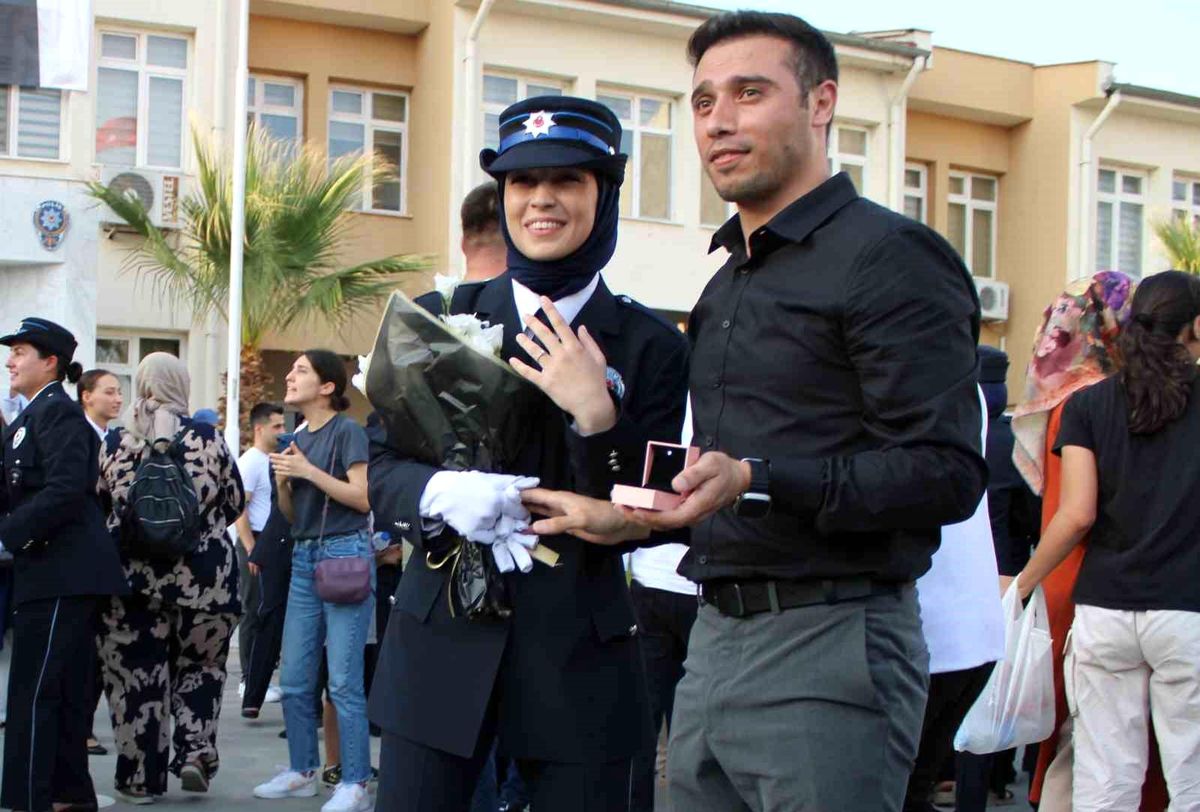 Aydın\'da Polis Mezunu Çifte Sürpriz Evlilik Teklifi