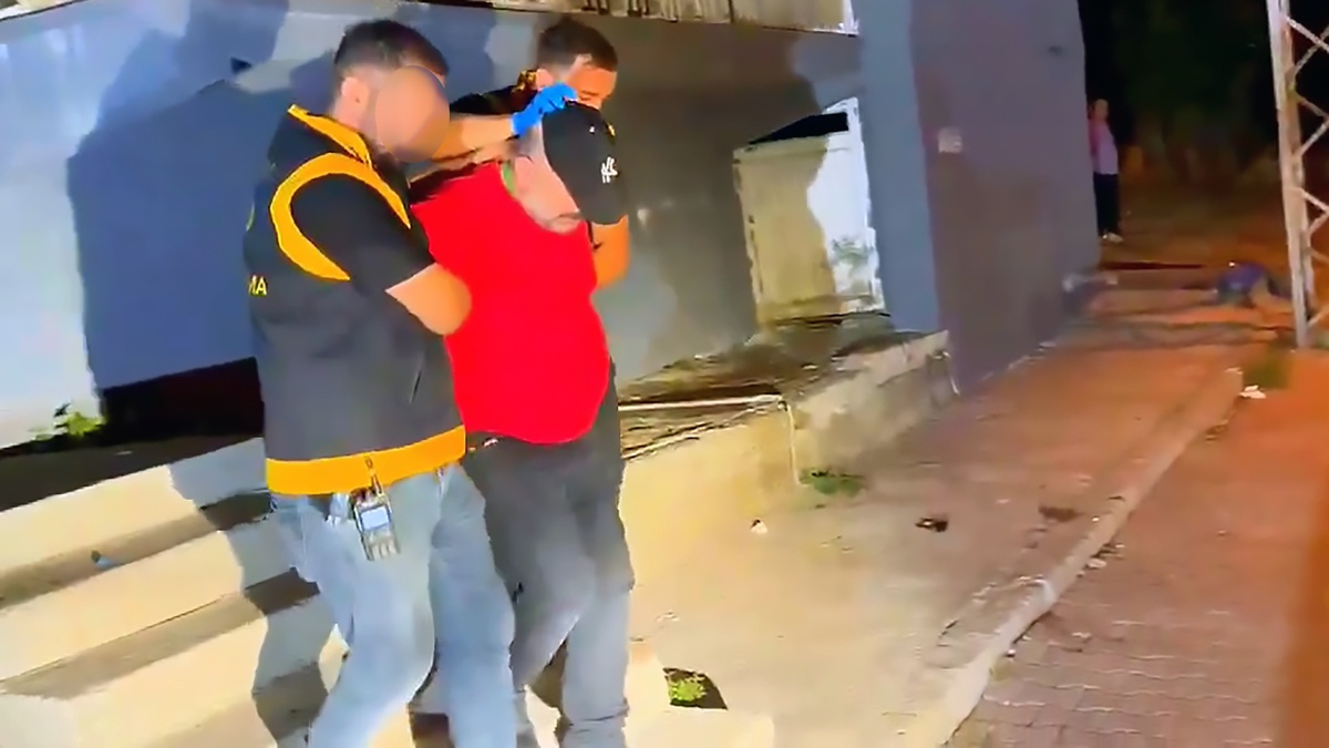 Adana\'da Ruhsatsız Silah Operasyonu: 7 Tabanca ve 73 Mermi Ele Geçirildi