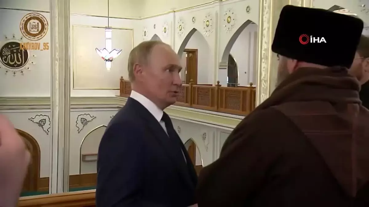 Putin\'in camide Kuran-ı Kerim\'i öptüğü anlar dikkat çekti