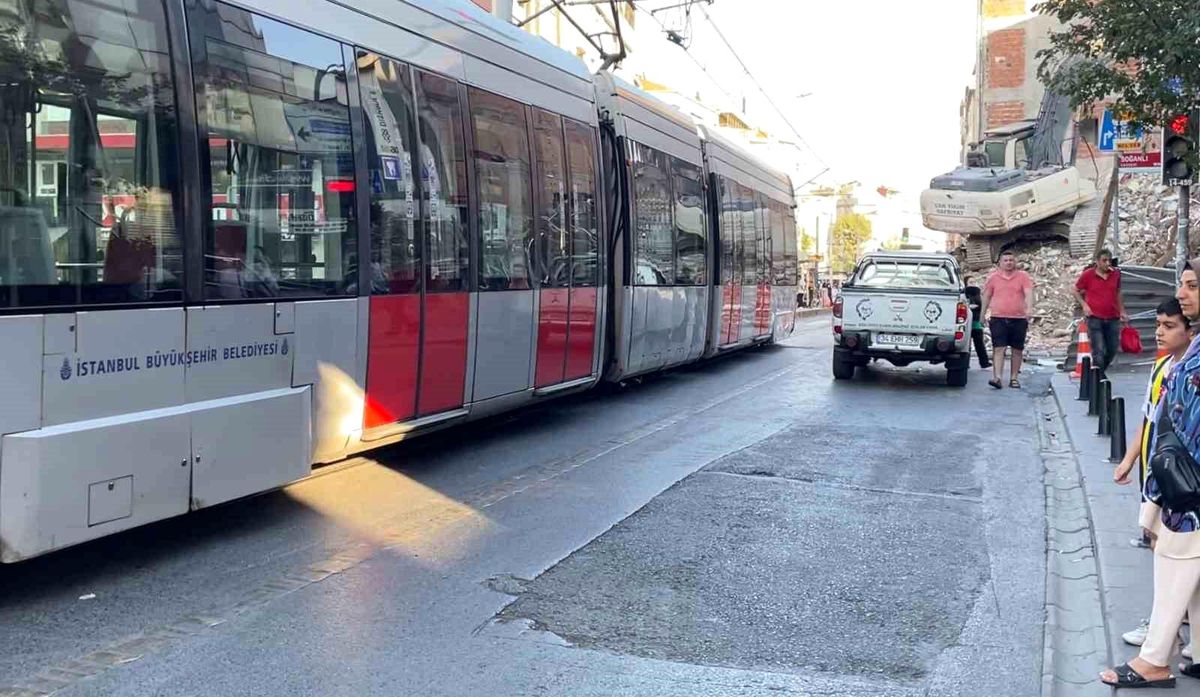 İstanbul Güngören\'de Yıkım Çalışması Sürerken Tramvay Seferleri Devam Ediyor