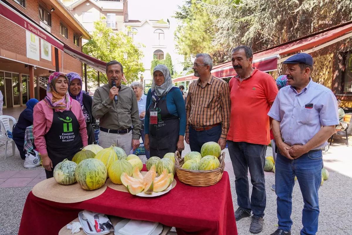 Tepebaşı Belediyesi Kadın Üretici Ürün Satış Noktası\'nda Bağrıbütün Kavunu Satışa Sunuluyor