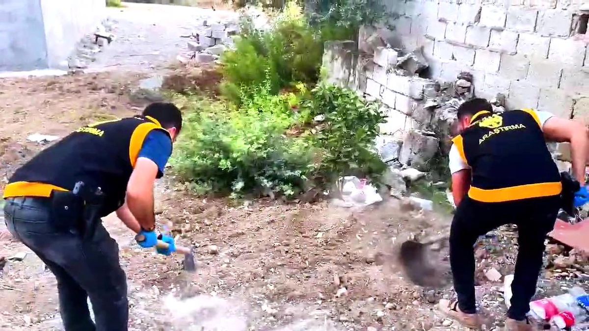 Adana\'da evde ruhsatsız silah operasyonu: 8 silah ve 2 çelik yelek ele geçirildi