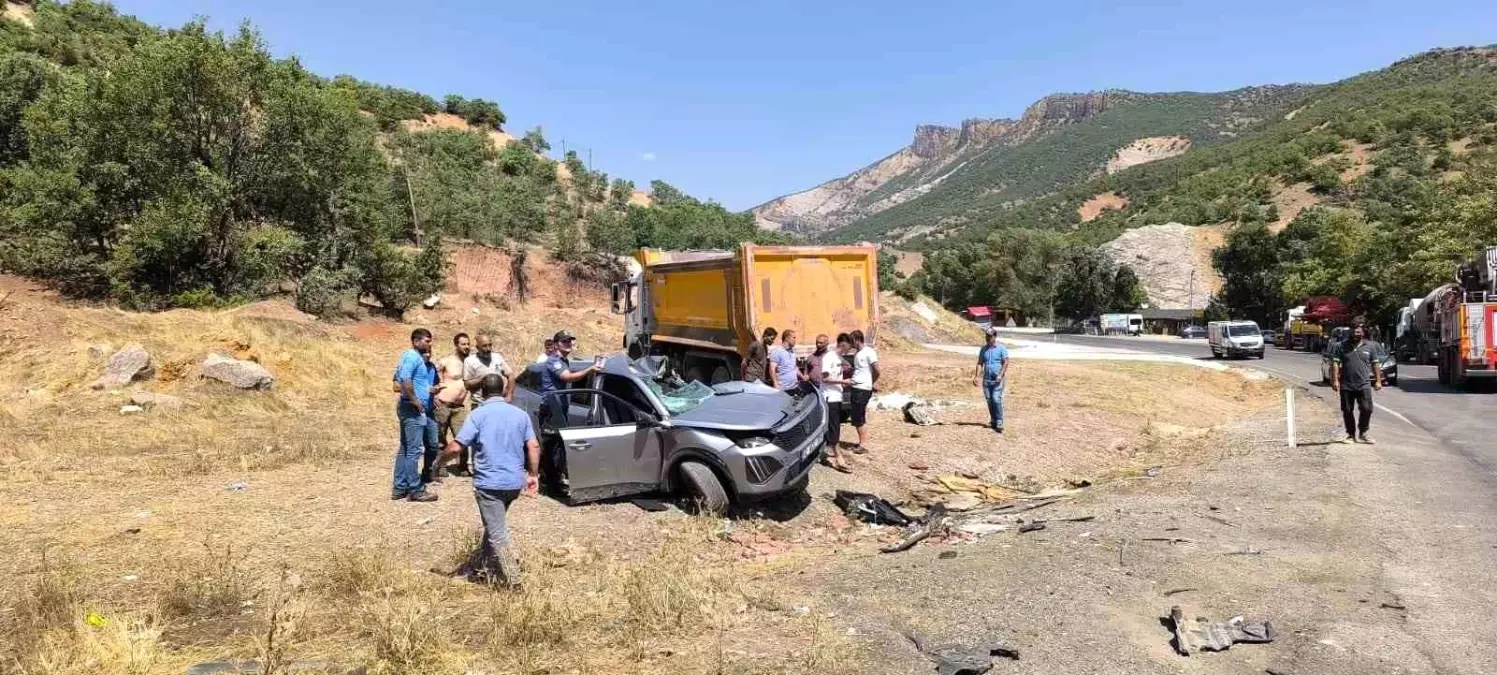 Tunceli\'de Kamyon ile Otomobil Çarpıştı: 2\'si Ağır 7 Kişi Yaralandı