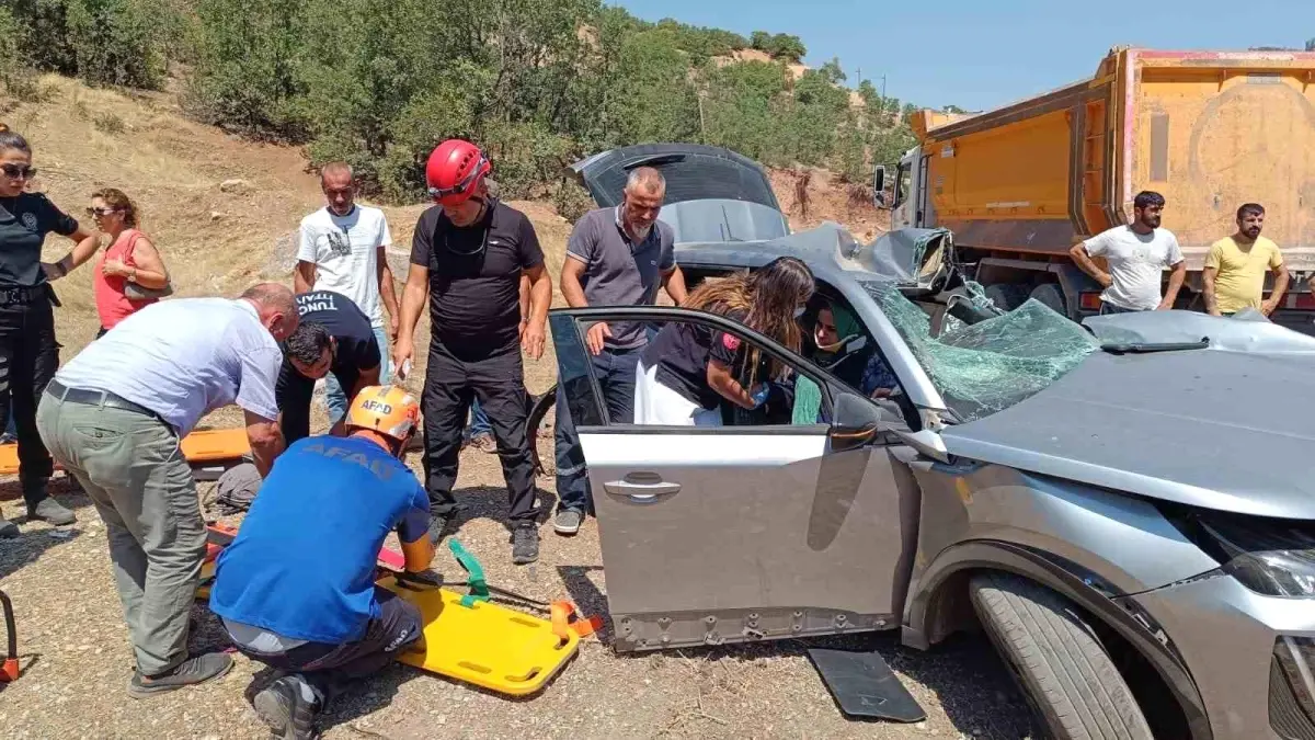 Tunceli\'de trafik kazası: 5 yaşındaki çocuk ve 28 yaşındaki genç hayatını kaybetti