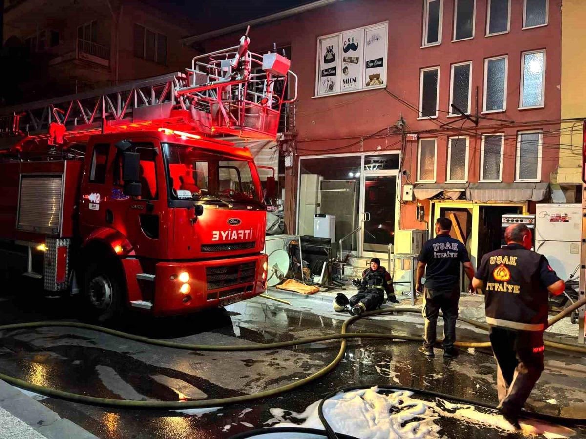 Uşak\'ta Yangında İki İş Yeri ve Bir Evde Maddi Hasar Oluştu
