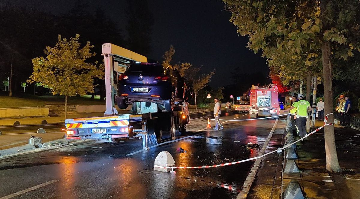 Üsküdar\'da Otomobil Devrildi: 1 Yaralı