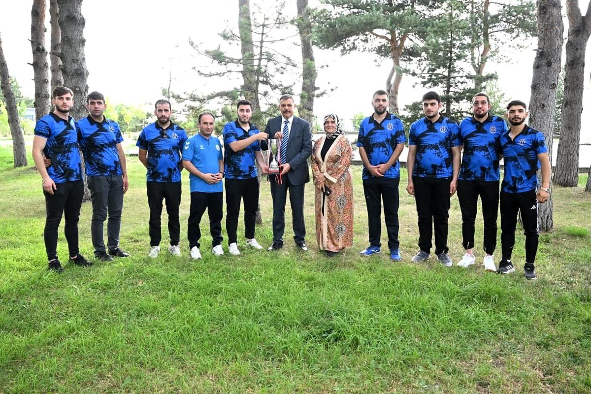 Görme Engelliler Futsal B2/B3 2. Lig Şampiyonları Vali Çiftçi\'yi Ziyaret Etti