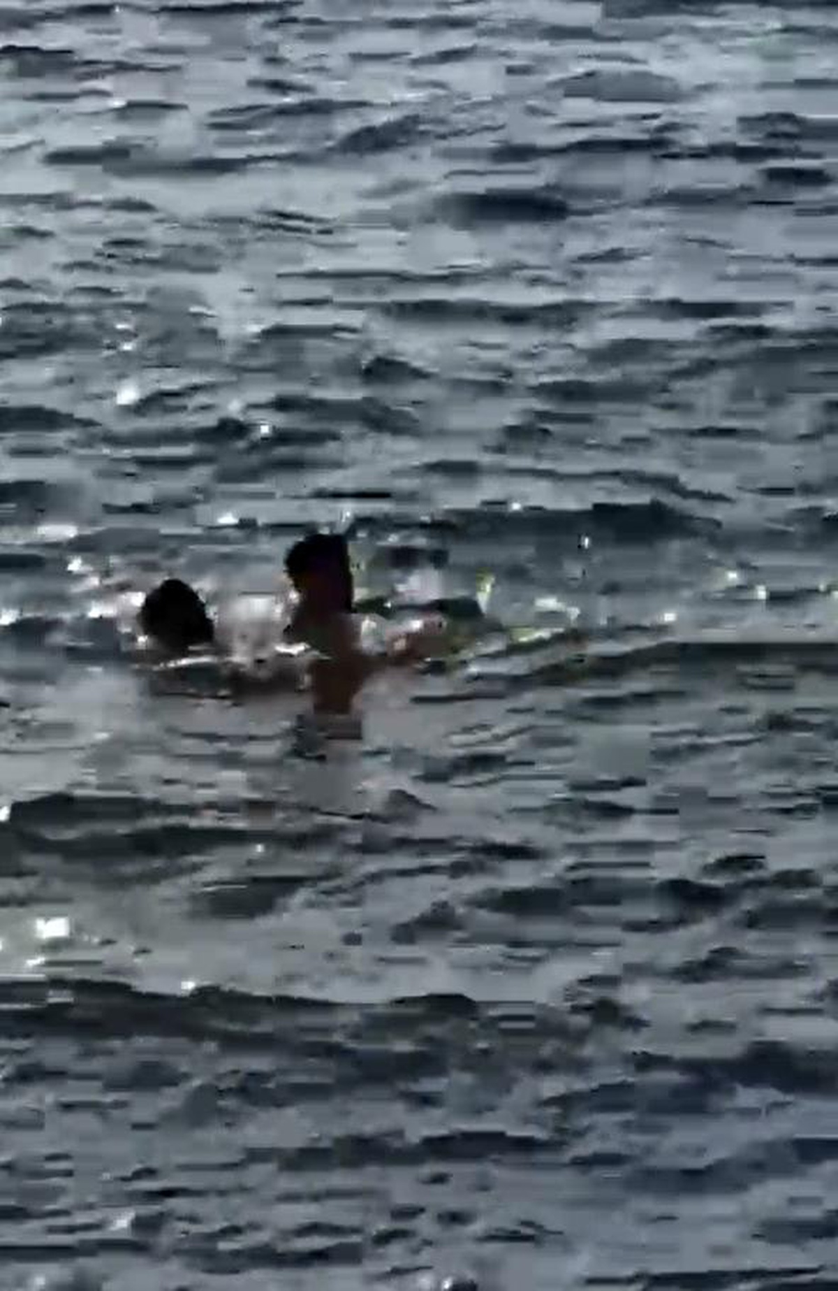 Yalova Akasya Plajı\'nda Boğulma Tehlikesi Geçiren Genç Kurtarıldı