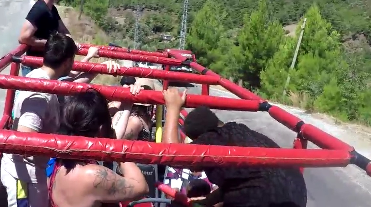 Alanya\'da Safari Otobüsü Geriye Kaydı, Otomobile Çarptı