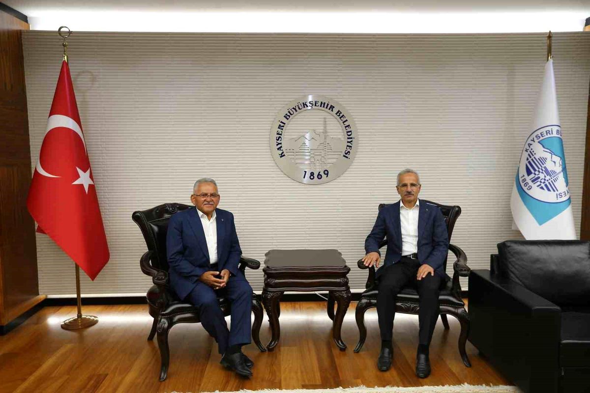 Ulaştırma ve Altyapı Bakanı Abdulkadir Uraloğlu, Kayseri Büyükşehir Belediye Başkanı Dr. Memduh Büyükkılıç\'ı ziyaret etti
