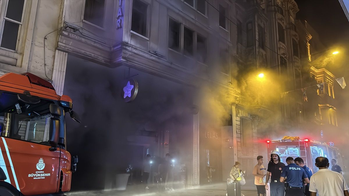 Beyoğlu\'nda 9 Katlı Otelde Çıkan Yangın Söndürüldü