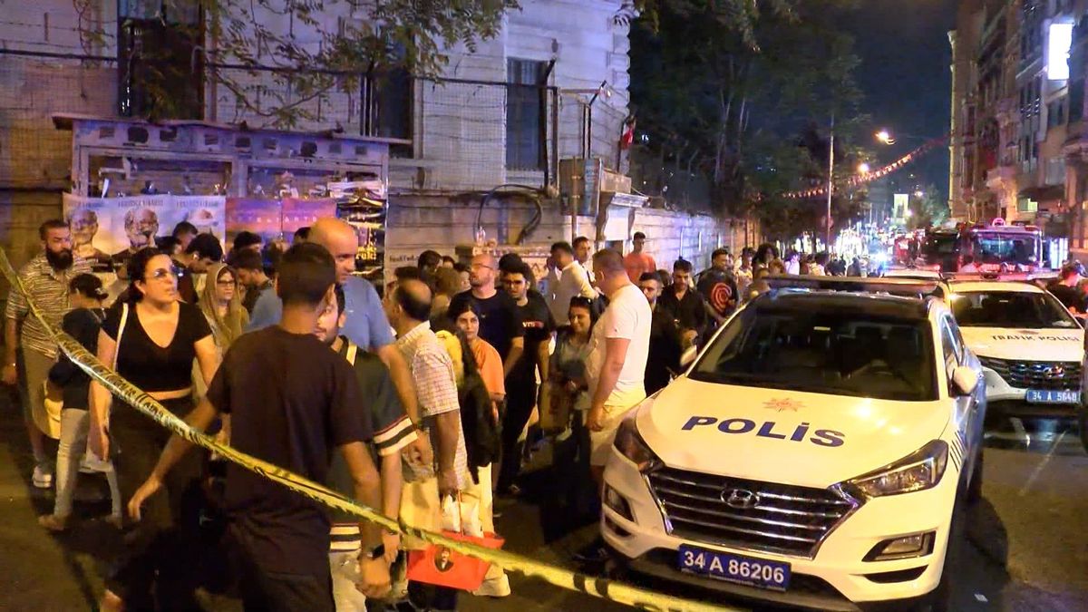 Beyoğlu\'nda Otelde Yangın: 2 Kişi Dumandan Etkilendi