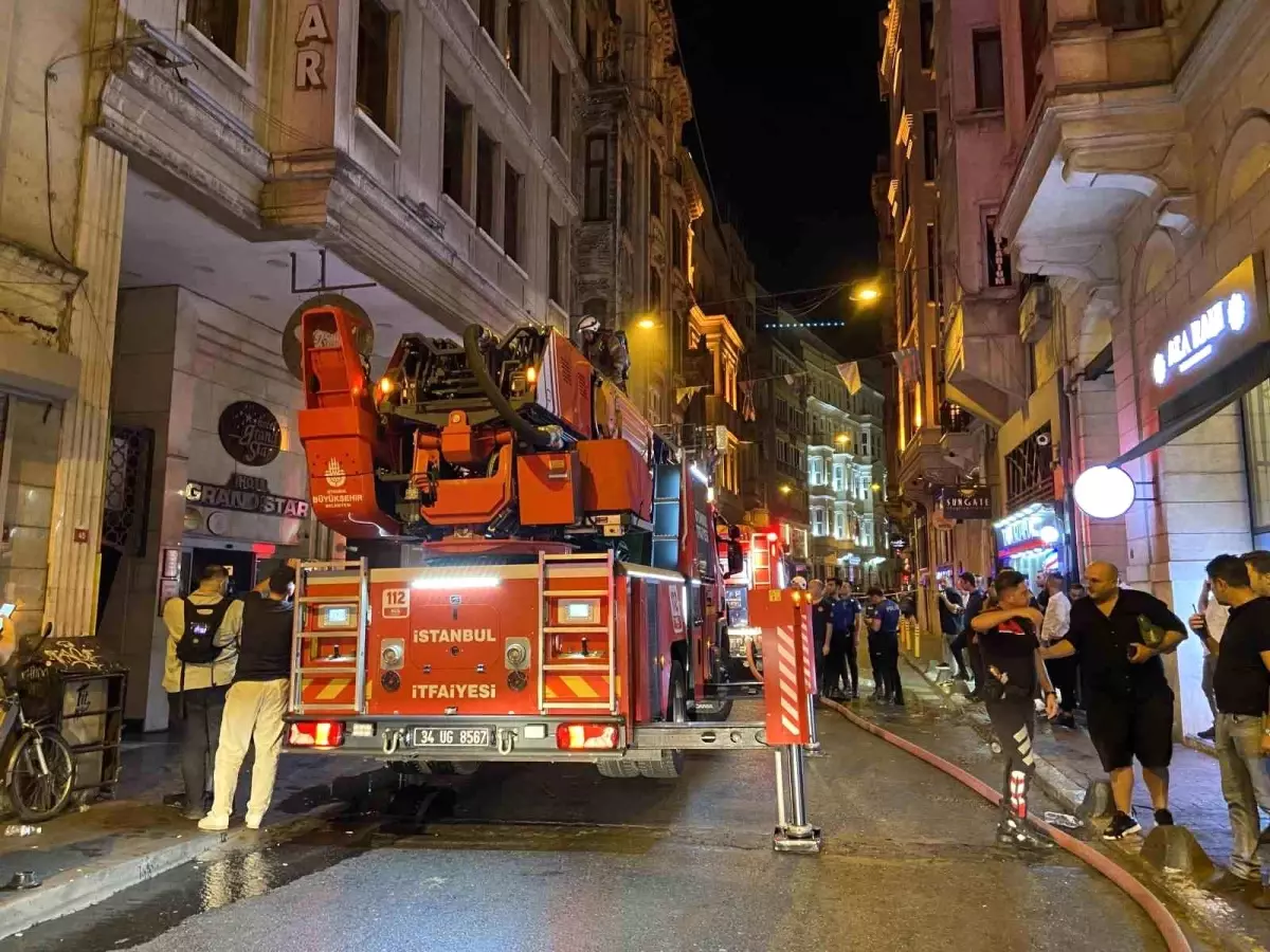 Beyoğlu\'nda 9 Katlı Otelin Bodrum Katında Yangın Çıktı