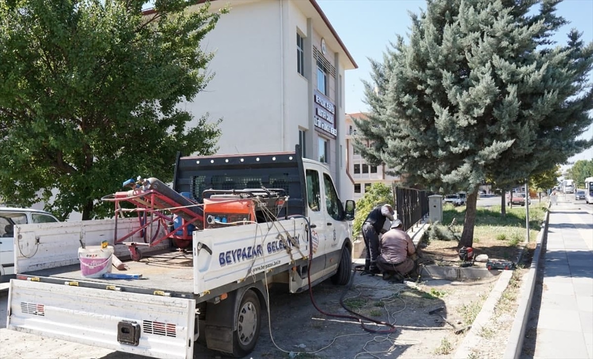 Beypazarı Belediyesi Mahallelerde Demir Korkuluk Çalışması Yapıyor