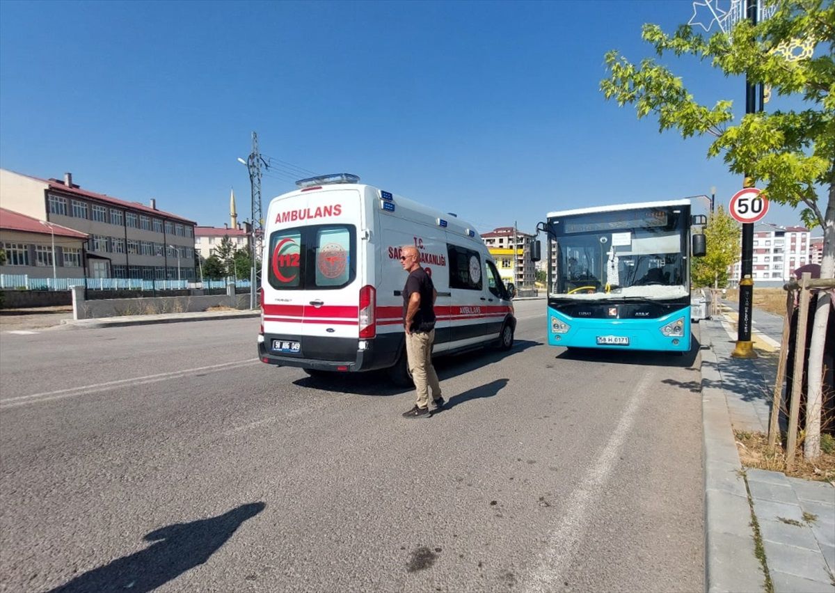 Sivas\'ta Özel Halk Otobüsü Şoförü Kalp Krizi Geçiren Yolcuyu Aile Sağlığı Merkezine Ulaştırdı