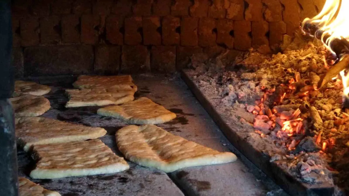 Tokat\'ın Reşadiye ilçesinde kadınlar imece usulüyle ekmek pişiriyor