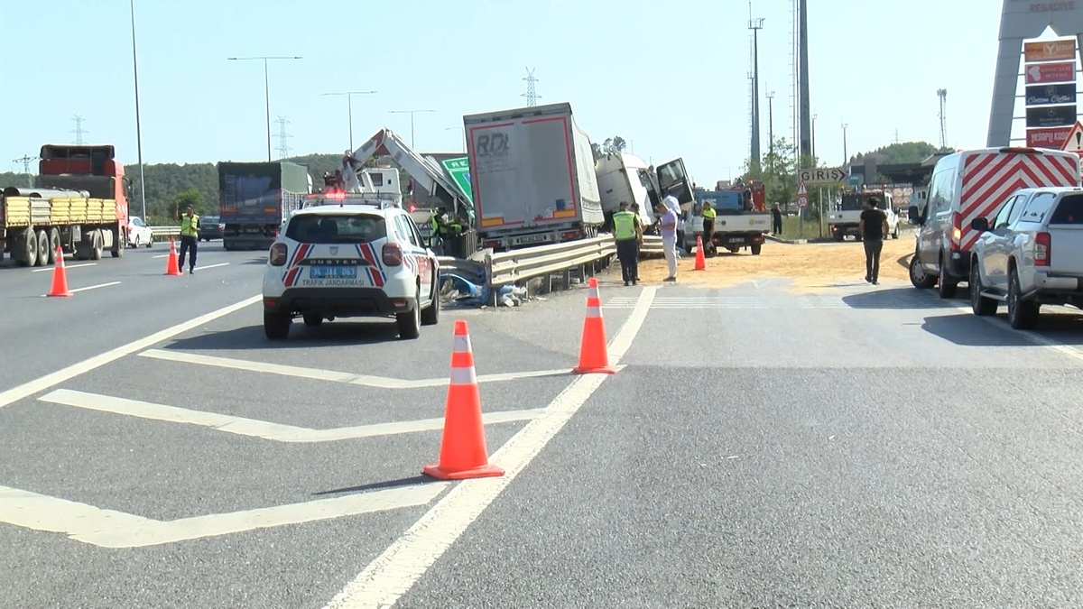 Çekmeköy Kuzey Marmara Otoyolu\'nda TIR Kazası: Şoför Hayatını Kaybetti
