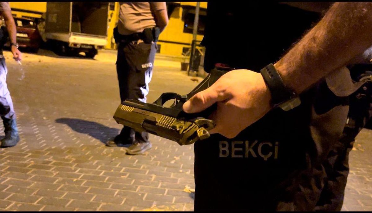 Bursa\'da Şüpheli Hareketlerde Bulunan Kişi Ruhsatsız Tabancayı Atarak Yakalandı