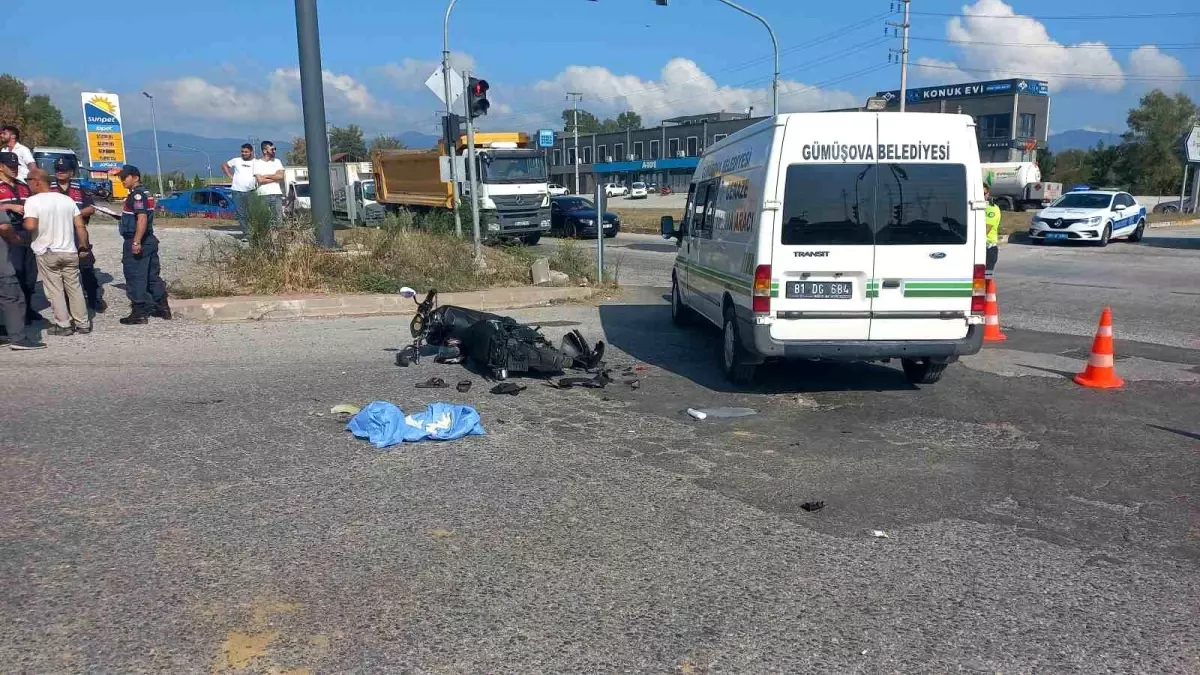 Düzce\'de motosiklet hafriyat kamyonunun altına girdi: 1 ölü, 1 yaralı