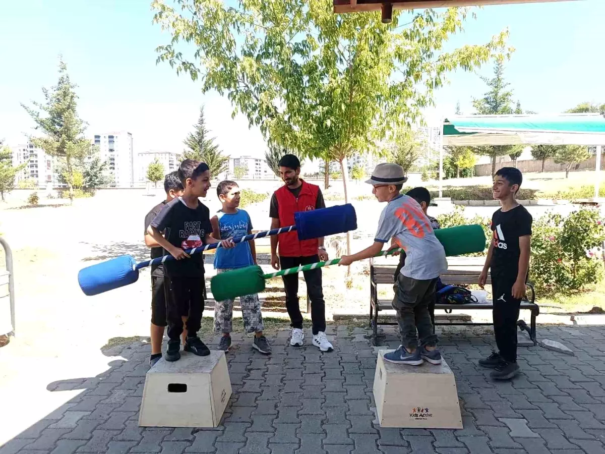 Elazığ Şehit Muammer Faruk Salgar Gençlik Merkezi Cami ve Kur\'an Kurslarını Temizledi