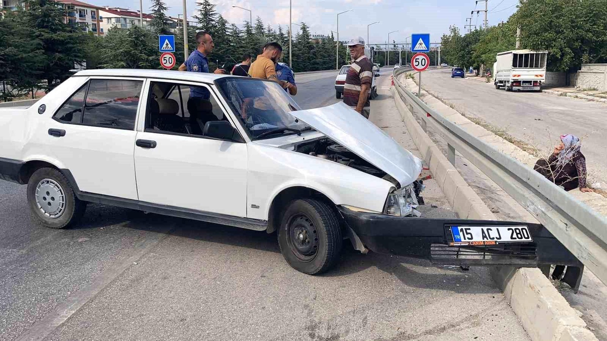 Burdur\'da freni patlayan otomobil kaza yaptı: 1 yaralı