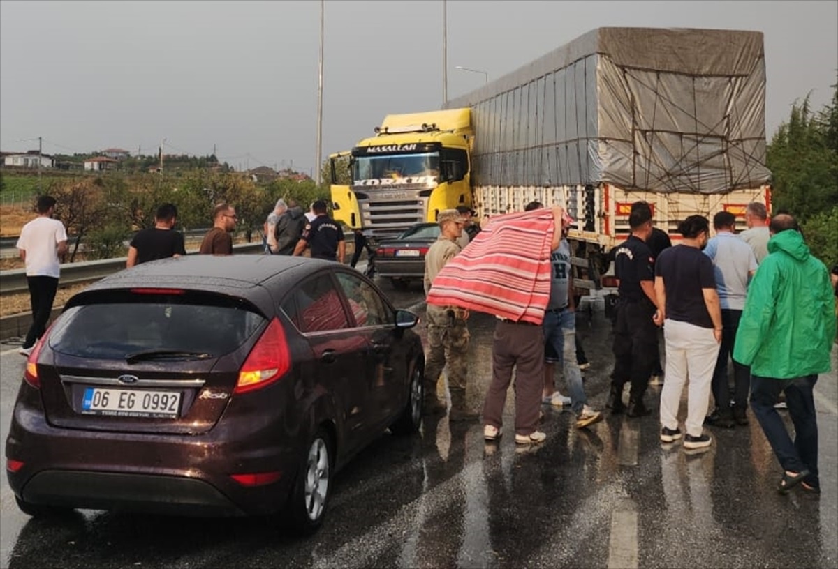 Sungurlu\'da tırla otomobilin çarpışması sonucu 4 kişi yaralandı