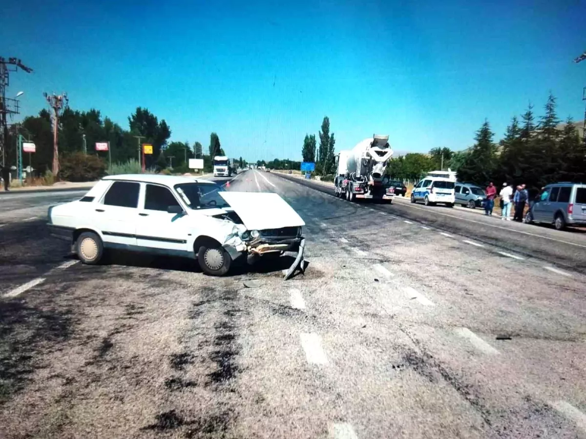 Malatya\'da otomobil ile hafif ticari araç çarpıştı, 2 kişi yaralandı