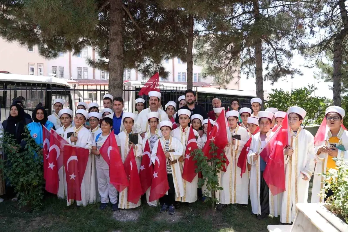 Elazığ Belediyesi Hafız Çocuklar İle Şehitlik Ziyareti Düzenledi