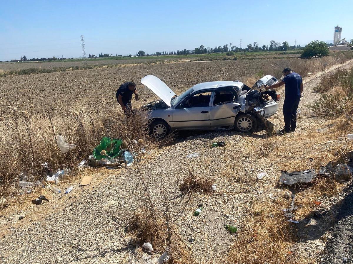Hatay\'da tarlaya uçan otomobildeki 3 kişi yaralandı