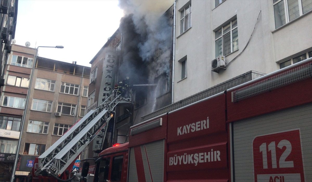 Kayseri\'de İş Yerinde Çıkan Yangın Hasara Neden Oldu