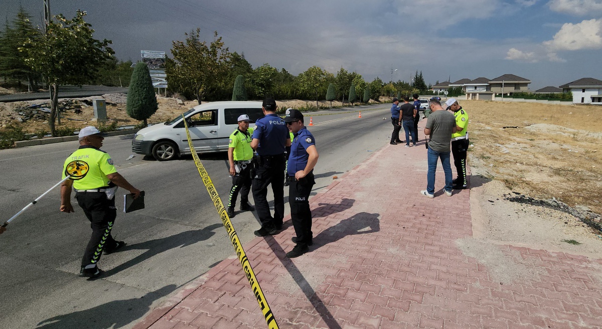 Konya\'da Kediye Manevra Yapan Araç Yol Kenarındaki Kadına Çarptı