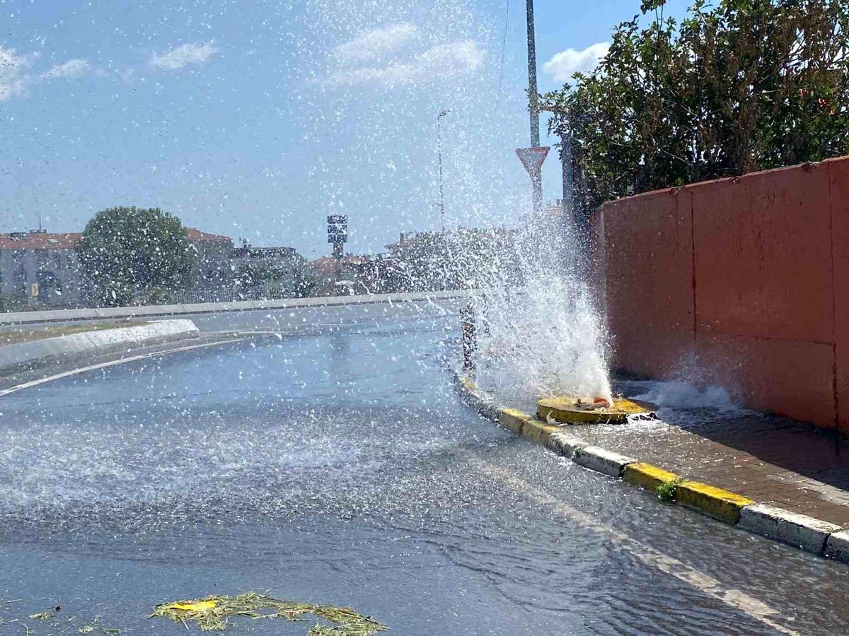 İstanbul Küçükçekmece\'de Ana İsale Borusu Patladı