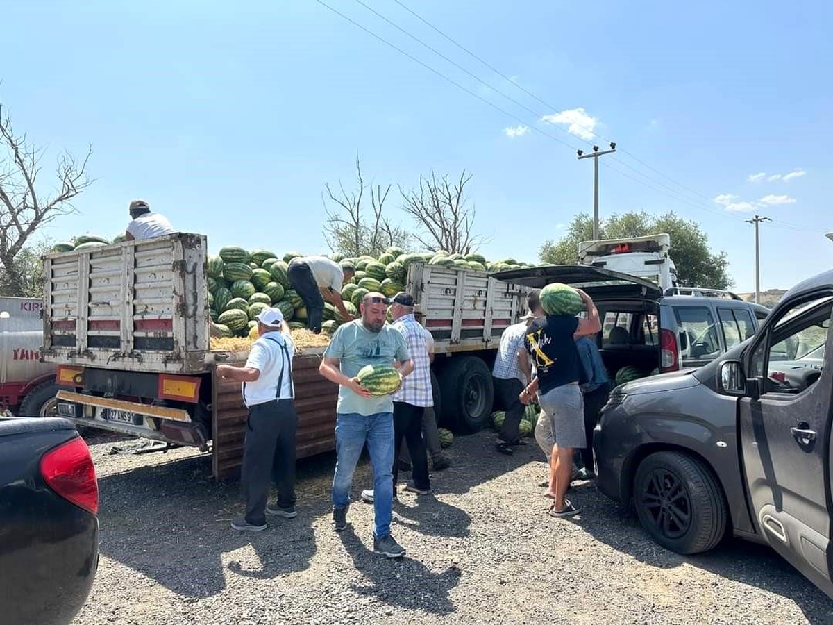 Lüleburgaz\'da Hayırseverlerden 25 Ton Karpuz Dağıtıldı