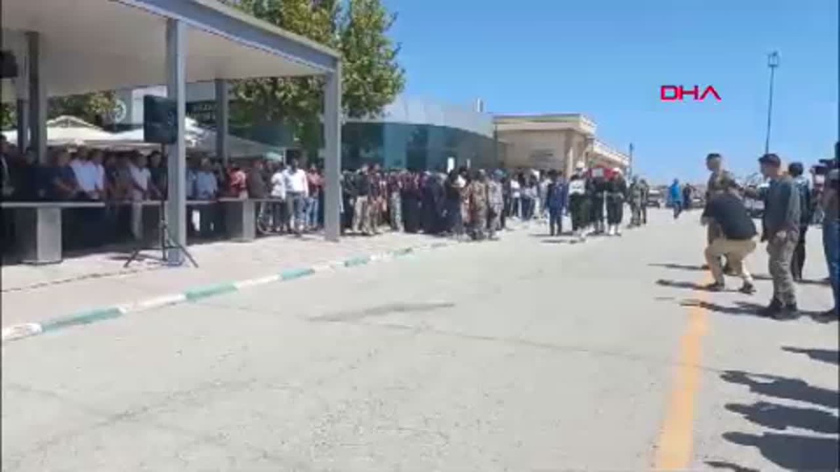 Kuzey Kıbrıs\'ta trafik kazasında şehit olan Piyade Er Uğurcan Işık son yolculuğuna uğurlanıyor