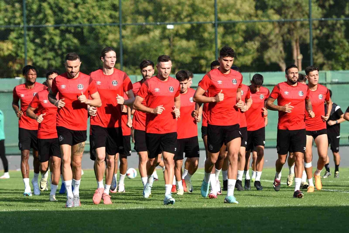 Manisa Futbol Kulübü, Fatih Karagümrük maçı için İstanbul\'a hareket etti