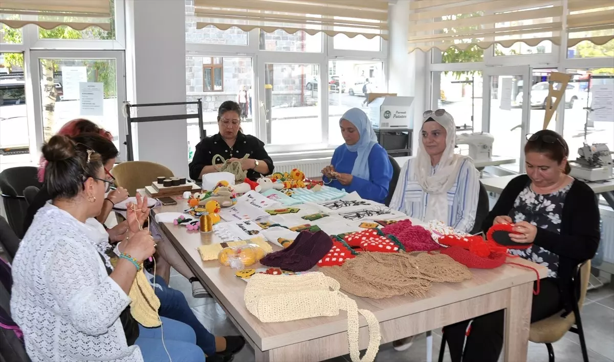 Kars Aile Destek Merkezinde Kadın Kursiyerler Meslek Öğreniyor