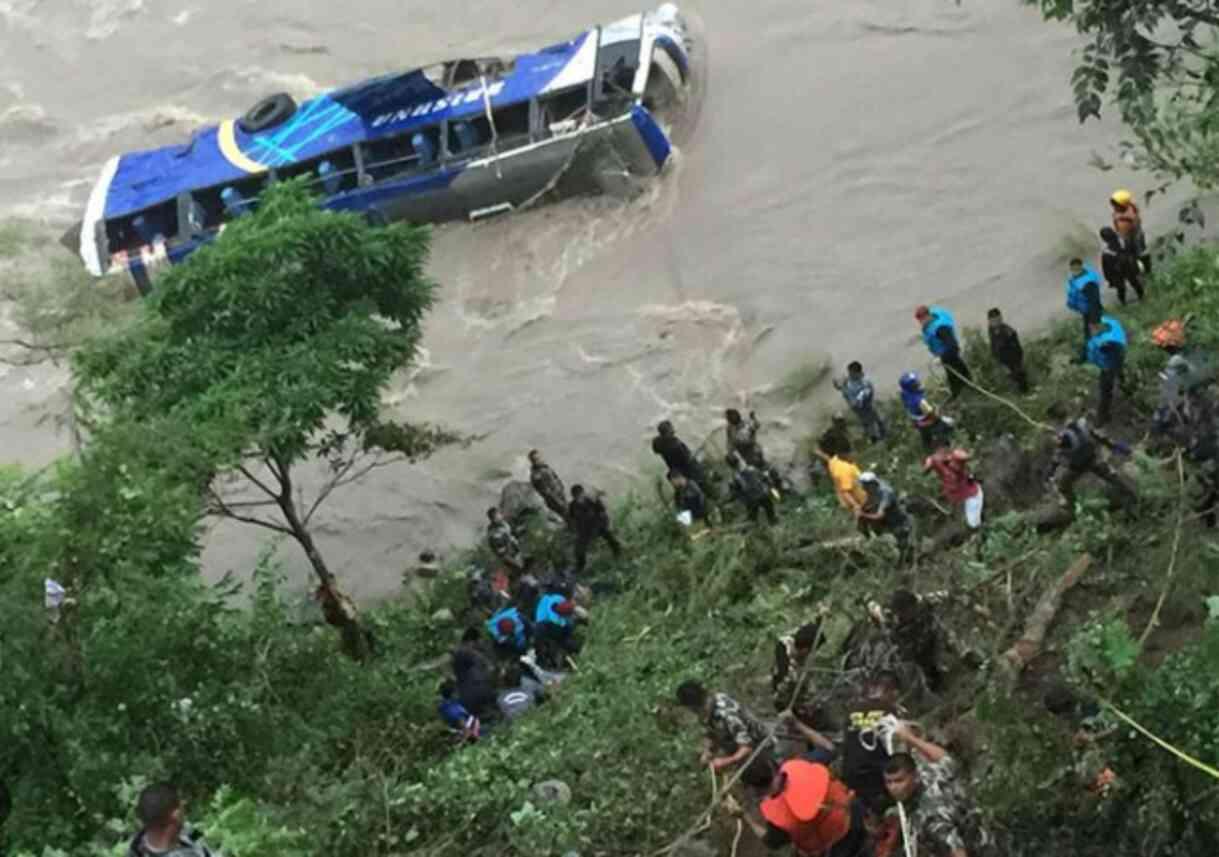 Nepal'de 40 kişiyi taşıyan otobüs, nehire uçtu! 14 kişi öldü