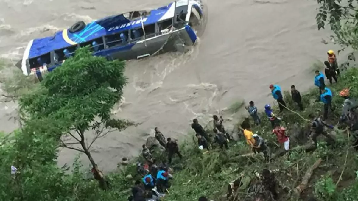 Nepal\'de 40 kişiyi taşıyan otobüs, nehire uçtu! 14 kişi öldü