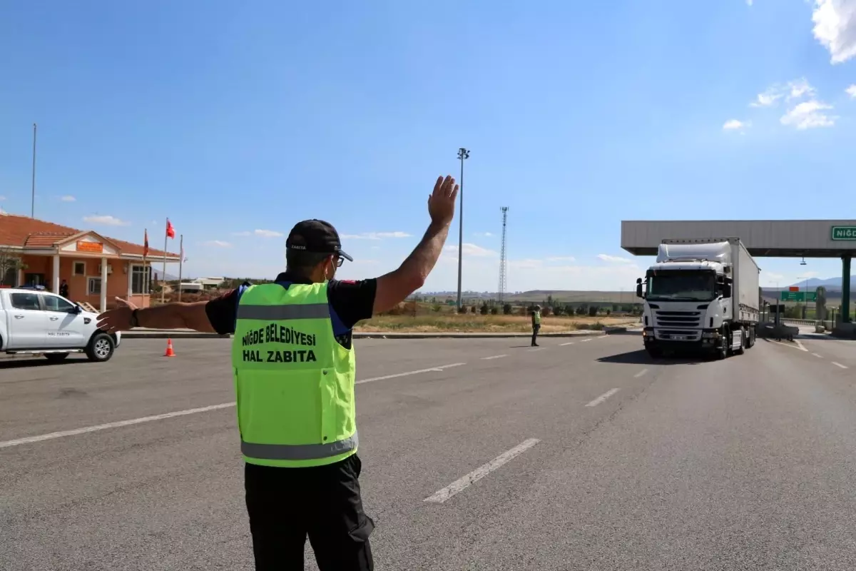 Niğde Belediyesi Hal Zabıta Ekipleri Kayıt Dışı Ürünleri Denetliyor