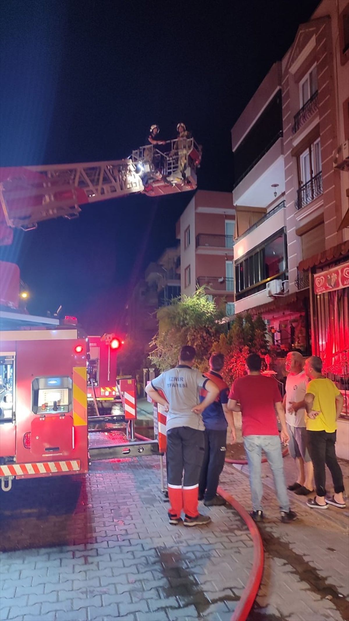 Ödemiş\'te bir binanın çatısında çıkan yangın söndürüldü