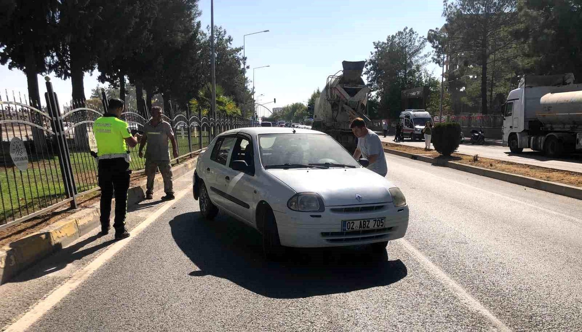 Adıyaman\'da otomobil ile beton mikseri çarpışması: 1 kişi hafif yaralandı