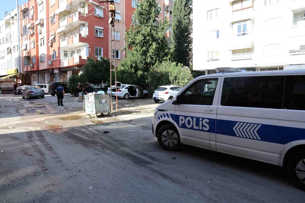 Adana\'da park halindeki otomobil yangını söndürüldü