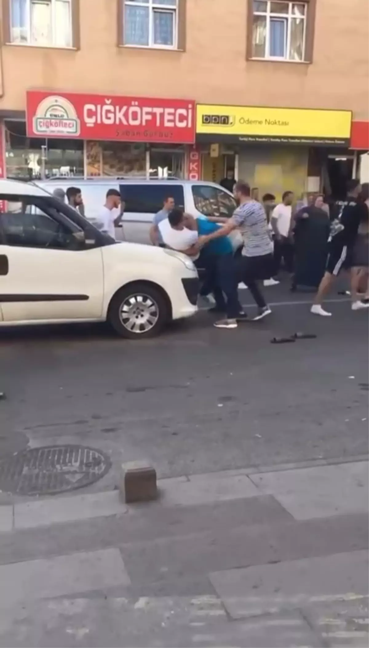 Pendik\'te Yol Vermeme Tartışması Kavgaya Dönüştü