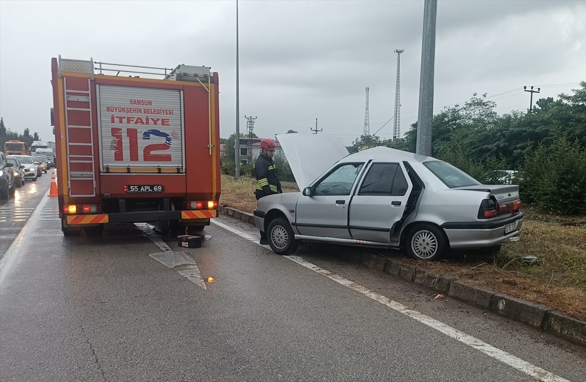 Samsun\'da Otomobil Aydınlatma Direğine Çarptı: 1 Ölü, 2 Yaralı