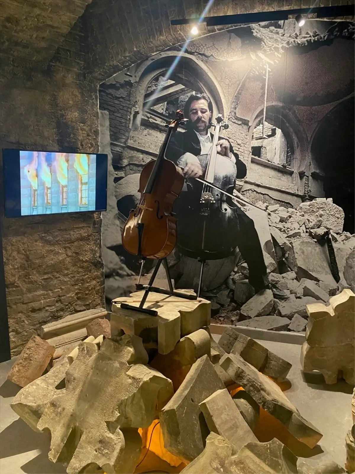 Bosna Hersek\'teki Savaşta Yakılan Kütüphane Sergisi Açıldı